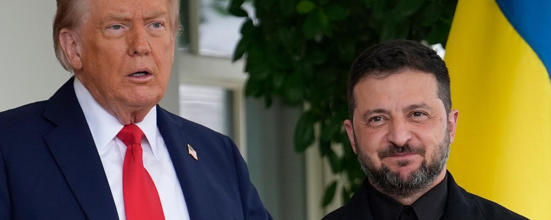 Президент США Дональд Трамп (слева) и Владимир Зеленский - Sputnik Литва, 1920, 24.09.2025