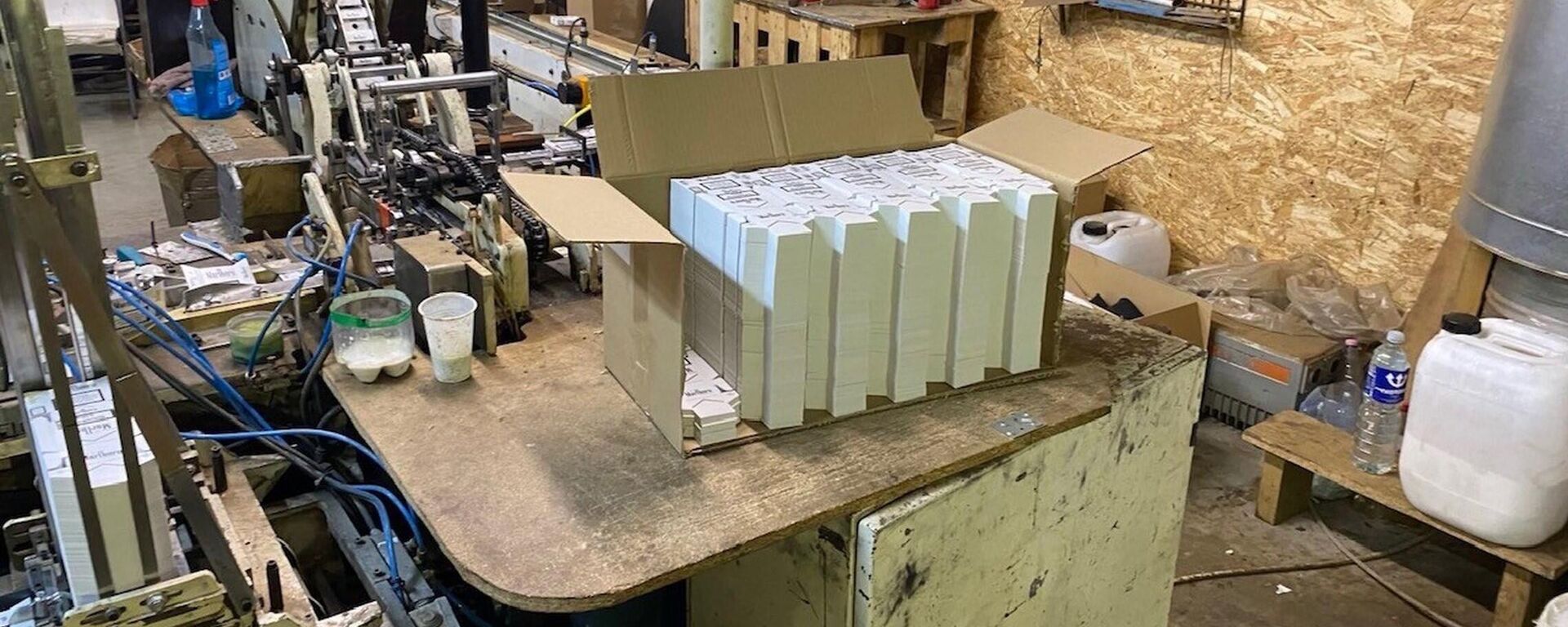 Подпольная фабрика по производству контрафактных сигарет в Литве - Sputnik Литва, 1920, 22.08.2025