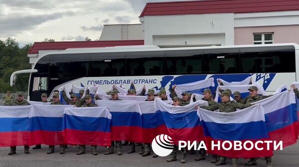 Кадры с вернувшимися из плена российскими военнослужащими - Sputnik Литва