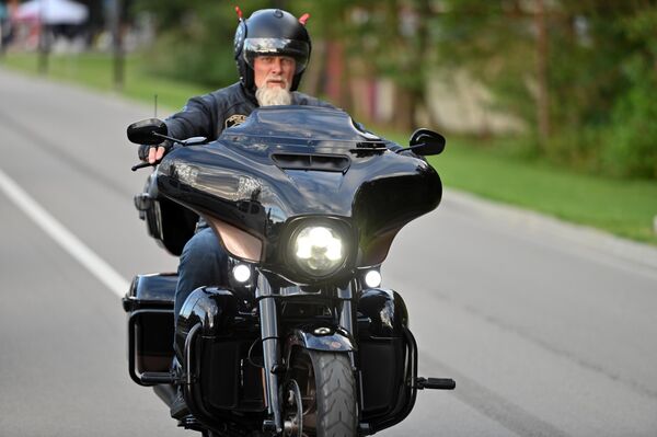 С 21 по 24 августа в небольшой поселок съехались сотни байкеров и людей, интересующихся мотоциклами.  - Sputnik Литва