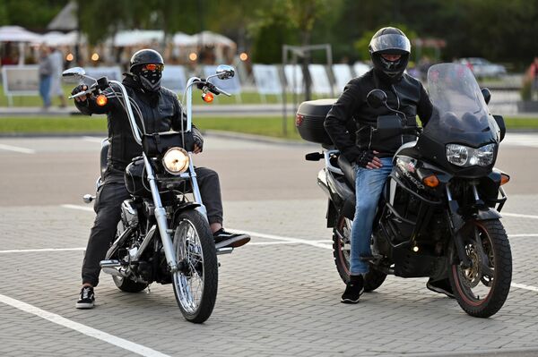 Байкерская колонна уже стала визитной карточкой фестиваля, привлекая тысячи байкеров и зрителей на улицы Швянтойи и Паланги. - Sputnik Литва