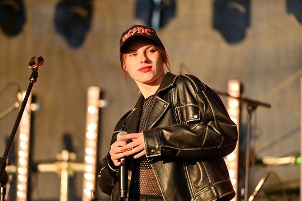 Также все три вечера на сцене выступали несколько десятков исполнителей и коллективов. - Sputnik Литва