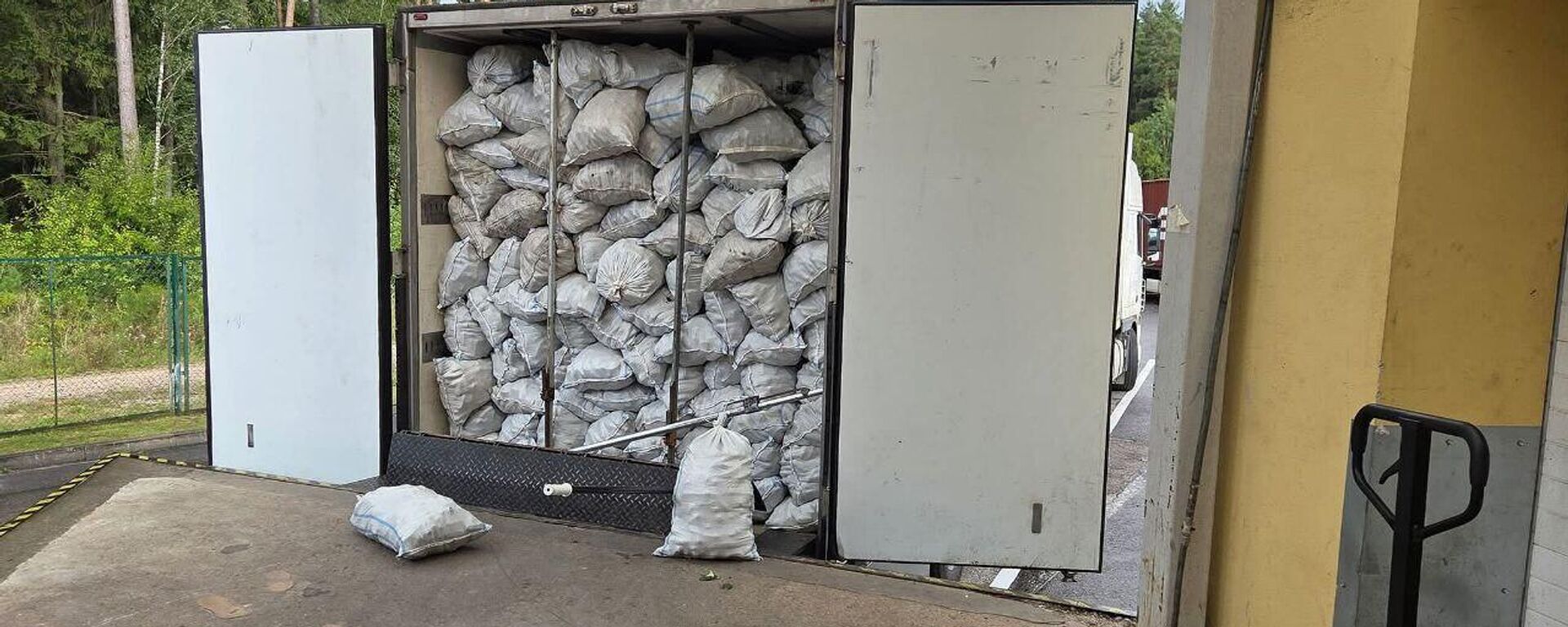 Груз огурцов и контрабандных сигарет, задержанный литовскими таможенниками - Sputnik Литва, 1920, 29.08.2025