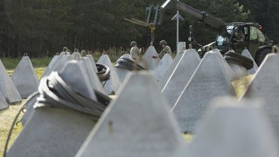 ВС Литвы устанавливают "зубы дракона" возле КПП