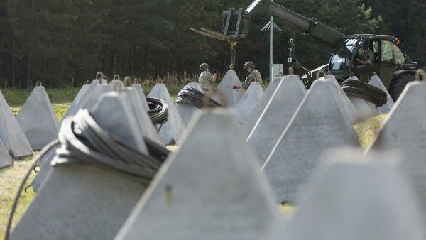 ВС Литвы устанавливают зубы дракона возле КПП - Sputnik Литва