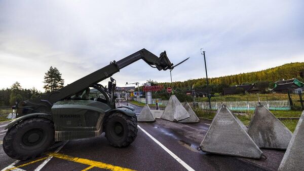 ВС Литвы устанавливают зубы дракона возле КПП на границе с Белоруссией - Sputnik Литва