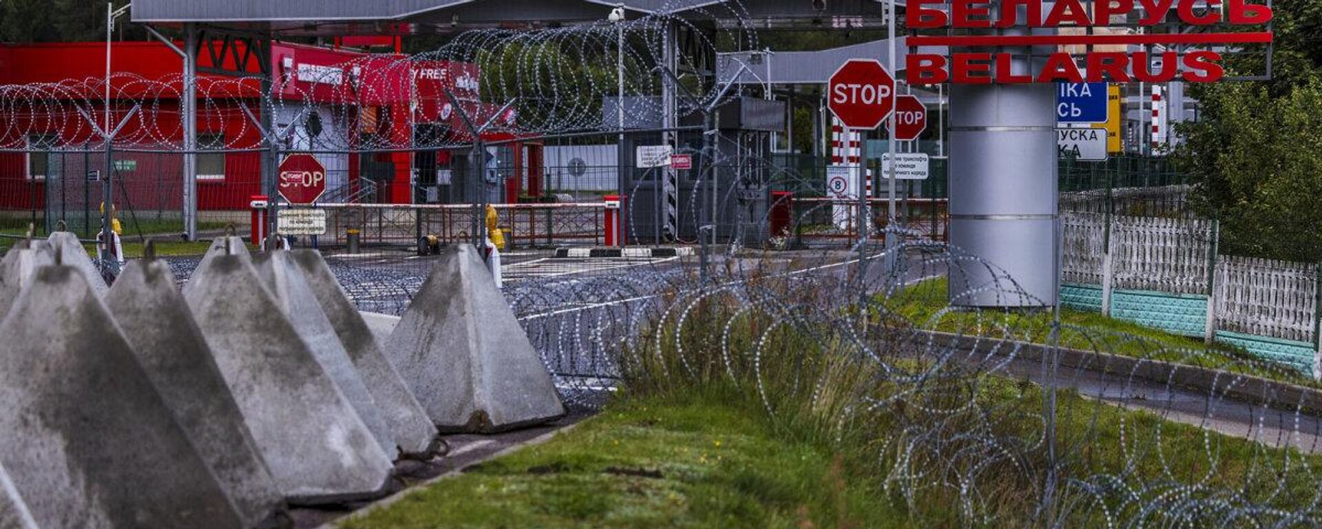 ВС Литвы устанавливают зубы дракона возле КПП на границе с Белоруссией - Sputnik Литва, 1920, 30.08.2025
