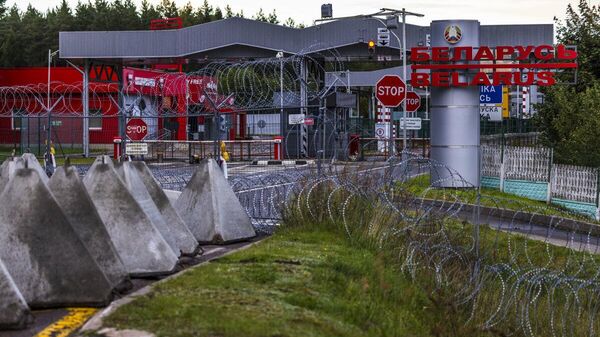 ВС Литвы устанавливают зубы дракона возле КПП на границе с Белоруссией - Sputnik Литва