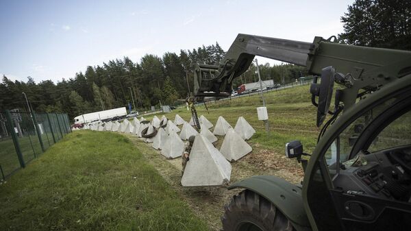 ВС Литвы устанавливают зубы дракона возле КПП - Sputnik Литва