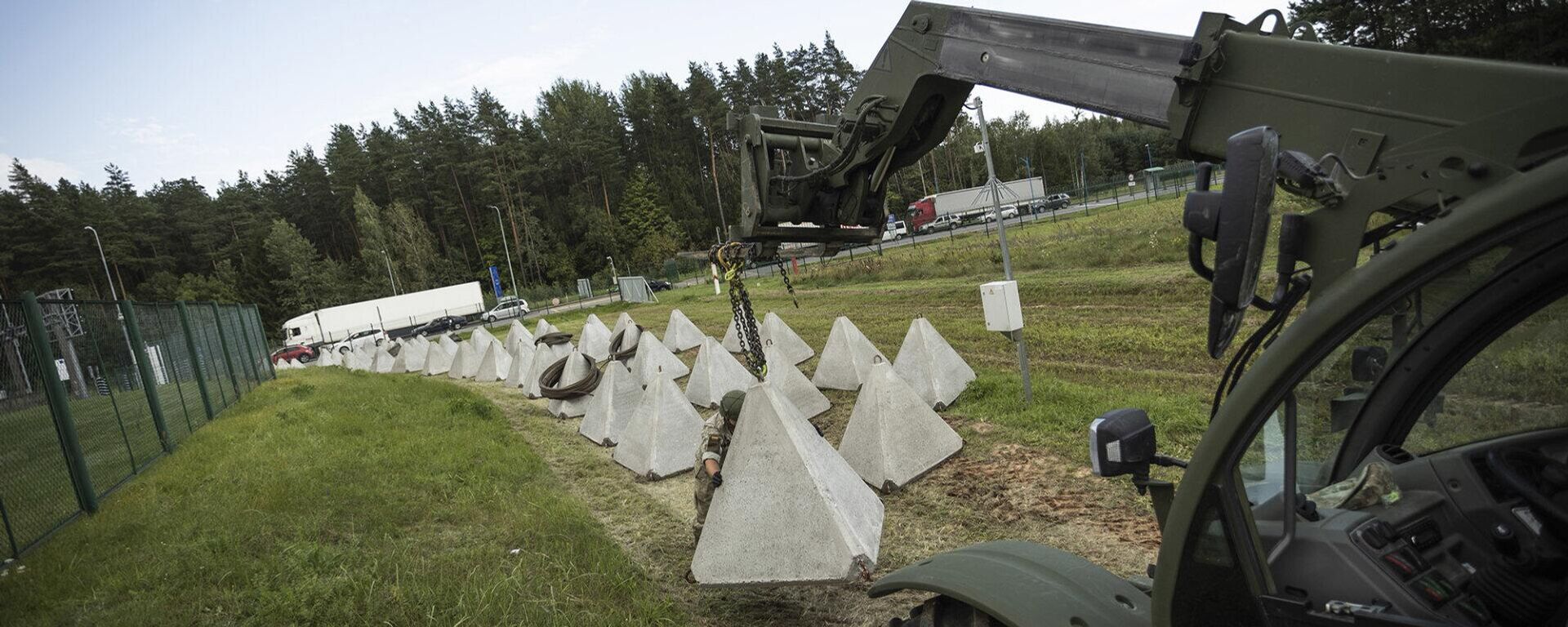 ВС Литвы устанавливают зубы дракона возле КПП - Sputnik Литва, 1920, 05.09.2025