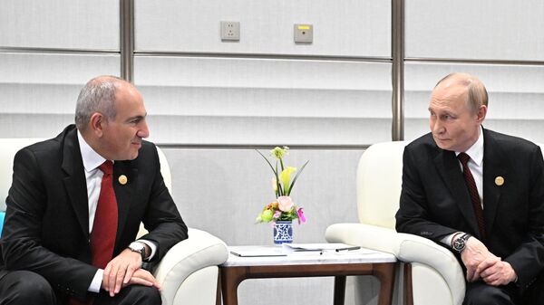 Президент РФ Владимир Путин и премьер-министр Армении Никол Пашинян (слева) во время встречи на полях саммита ШОС в Тяньцзине - Sputnik Литва