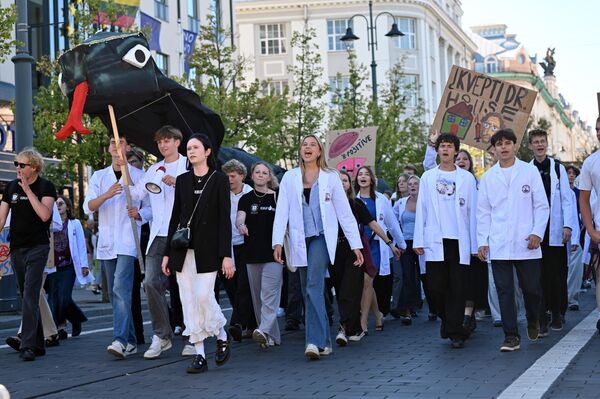 Для мероприятия студенты подготовили плакаты и специальные инсталляции - Sputnik Литва