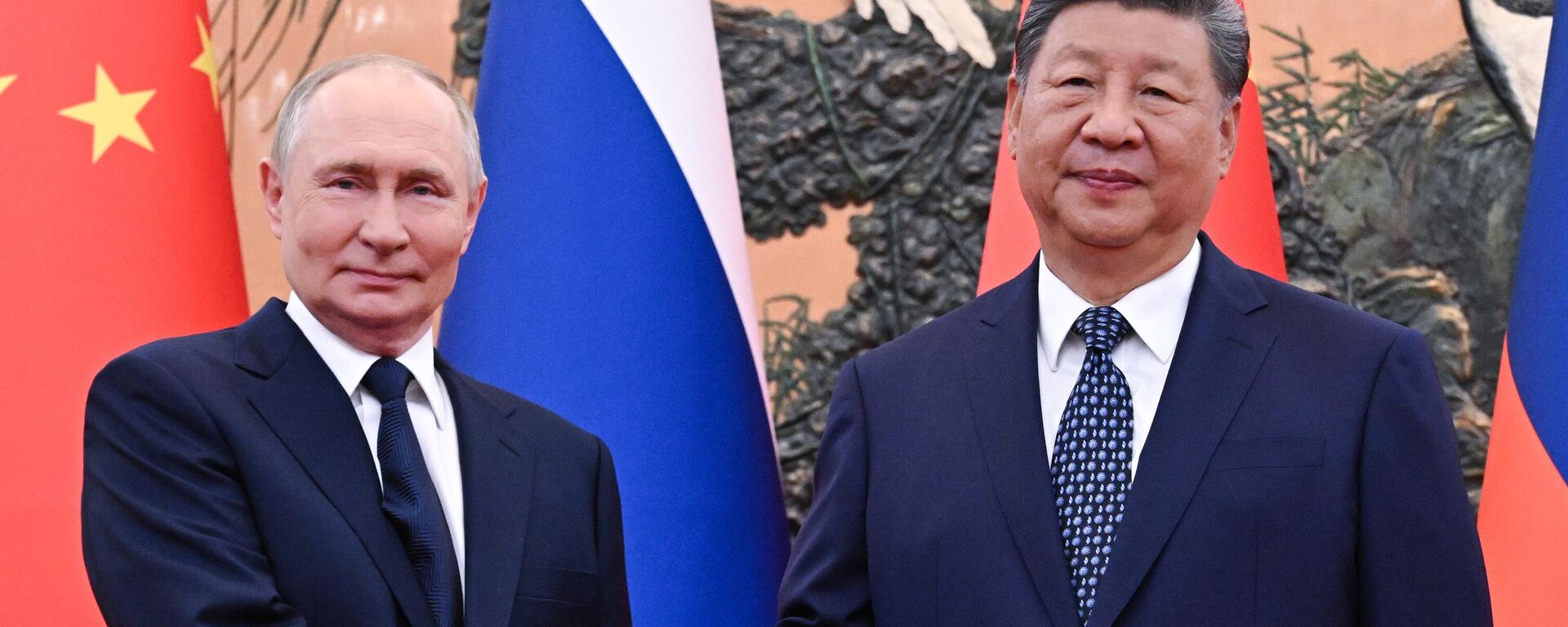 Президент России Владимир Путин и председатель КНР Си Цзиньпин Президент России Владимир Путин и председатель КНР Си Цзиньпин - Sputnik Литва, 1920, 02.09.2025
