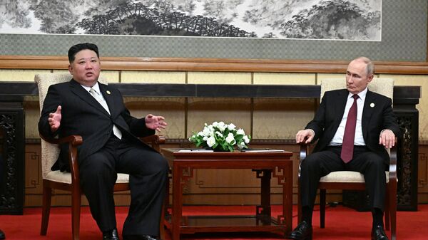 Президент РФ Владимир Путин и председатель государственных дел КНДР Ким Чен Ын (слева)  - Sputnik Литва