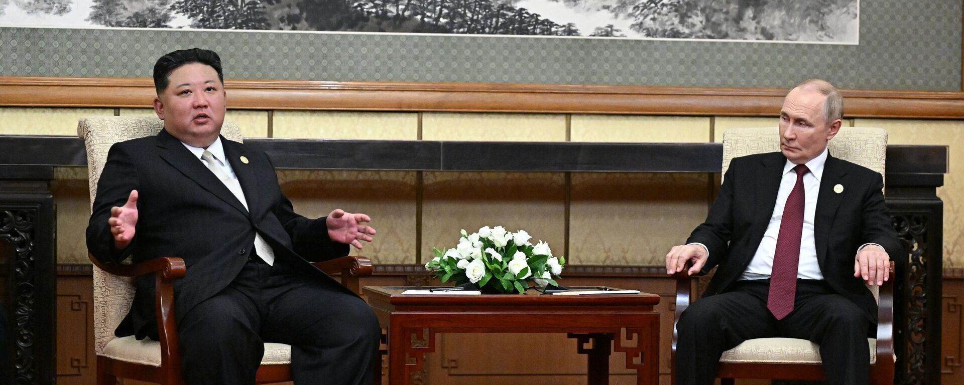 Президент РФ Владимир Путин и председатель государственных дел КНДР Ким Чен Ын (слева)  - Sputnik Литва, 1920, 03.09.2025