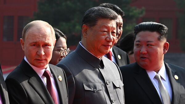 Президент РФ Владимир Путин, председатель КНР Си Цзиньпин и глава КНДР Ким Чен Ын (слева направо)  - Sputnik Литва