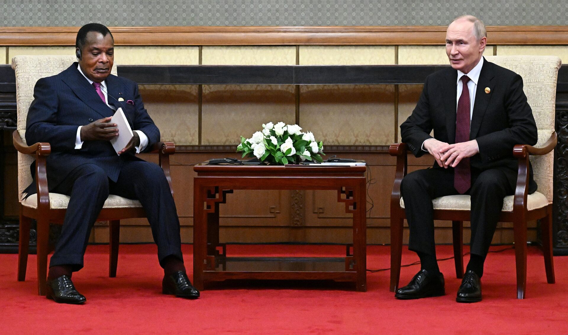 Президент РФ Владимир Путин и президент Республики Конго Дени Сассу-Нгессо (слева) во время встречи в Пекине. - Sputnik Литва, 1920, 03.09.2025