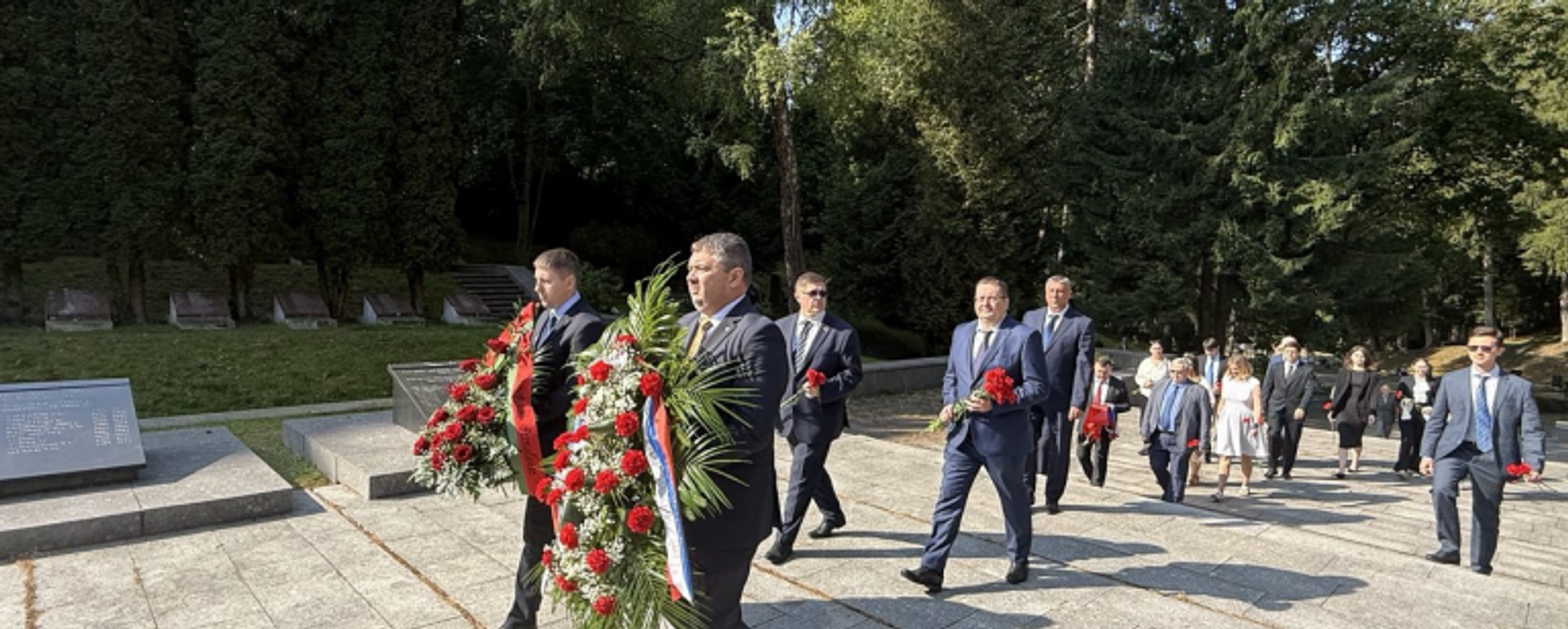 Временный поверенный в делах России в Литве Александр Елкин и дипломаты у мемориала воинам, павшим во Второй мировой войне - Sputnik Литва, 1920, 03.09.2025