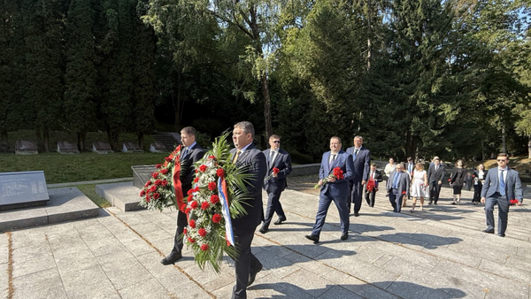 Временный поверенный в делах России в Литве Александр Елкин и дипломаты у мемориала воинам, павшим во Второй мировой войне - Sputnik Литва