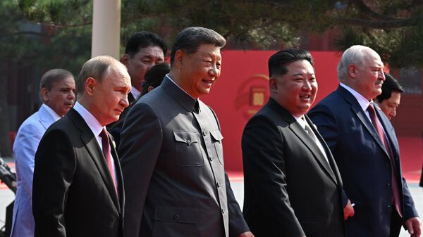 Президент РФ Владимир Путин, председатель КНР Си Цзиньпин, председатель КНДР Ким Чен Ын и президент Белоруссии Александр Лукашенко перед парадом в Пекине - Sputnik Литва