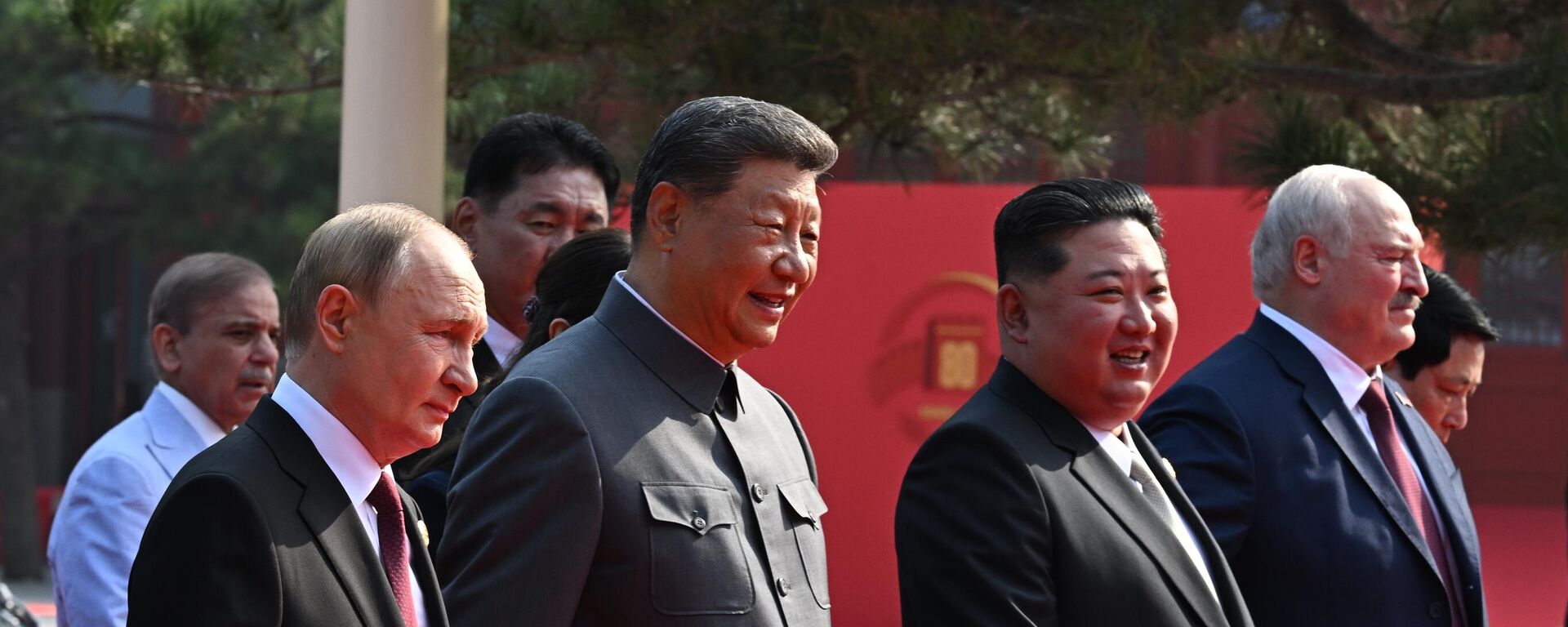 Президент РФ Владимир Путин, председатель КНР Си Цзиньпин, председатель КНДР Ким Чен Ын и президент Белоруссии Александр Лукашенко перед парадом в Пекине - Sputnik Литва, 1920, 04.09.2025