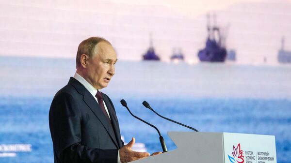 Президент РФ Владимир Путин на пленарной сессии Восточного экономического форума - Sputnik Литва