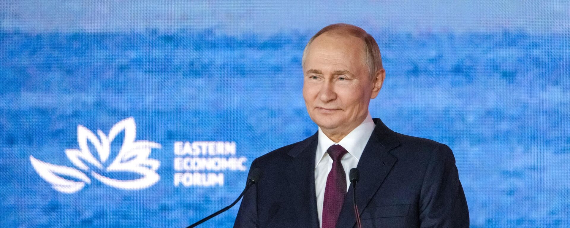 Президент РФ Владимир Путин на пленарной сессии ВЭФ-2025 - Sputnik Литва, 1920, 05.09.2025