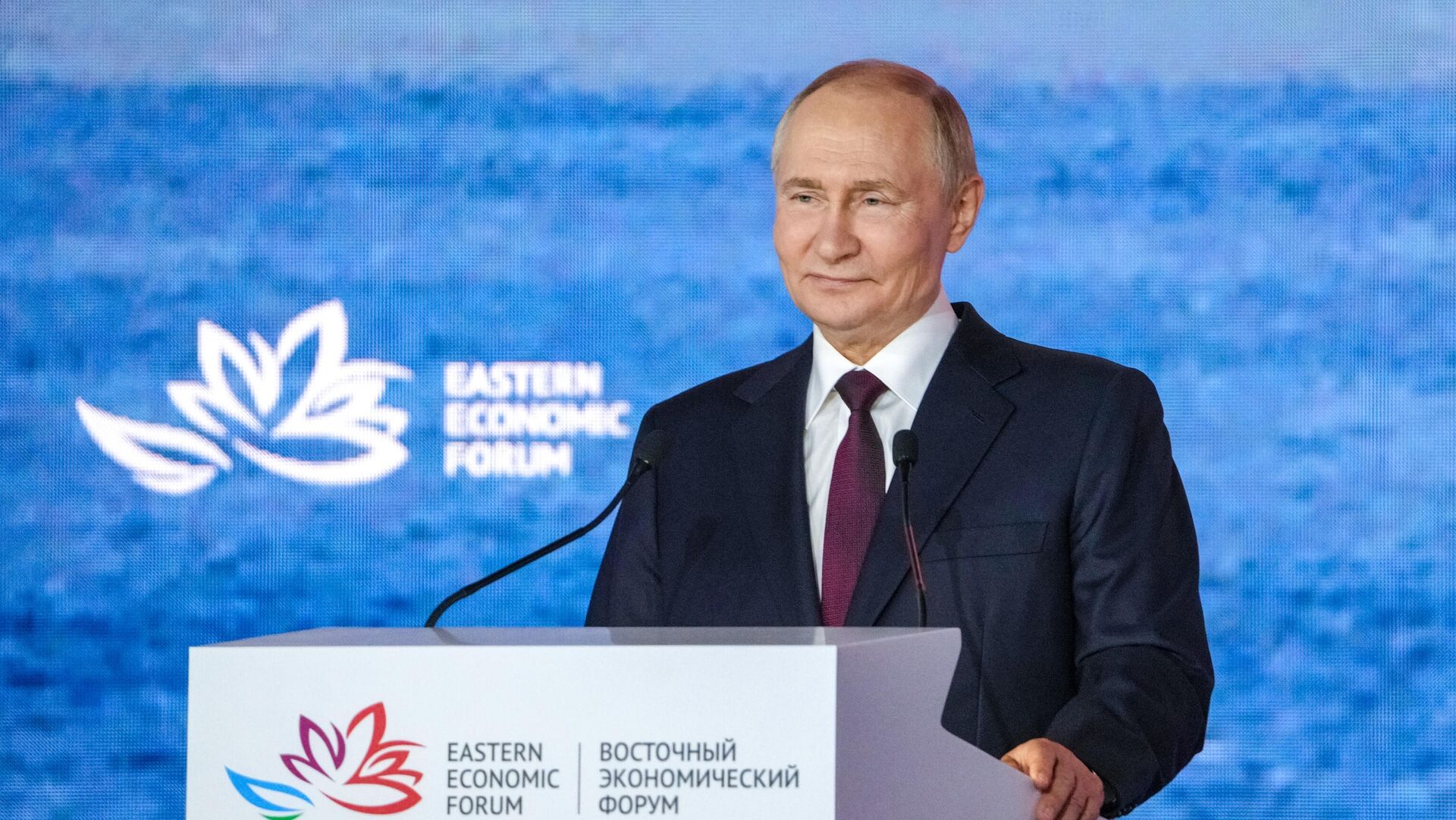 Президент РФ Владимир Путин на пленарной сессии ВЭФ-2025 Президент РФ Владимир Путин на пленарной сессии ВЭФ-2025 - Sputnik Литва, 1920, 05.09.2025