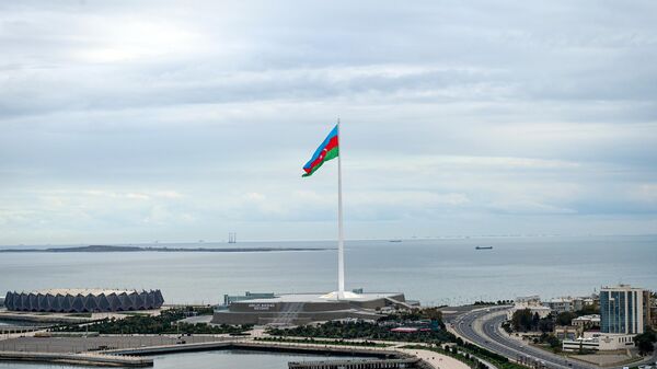 Государственный флаг Азербайджана на площади государственного флага в Баку - Sputnik Литва