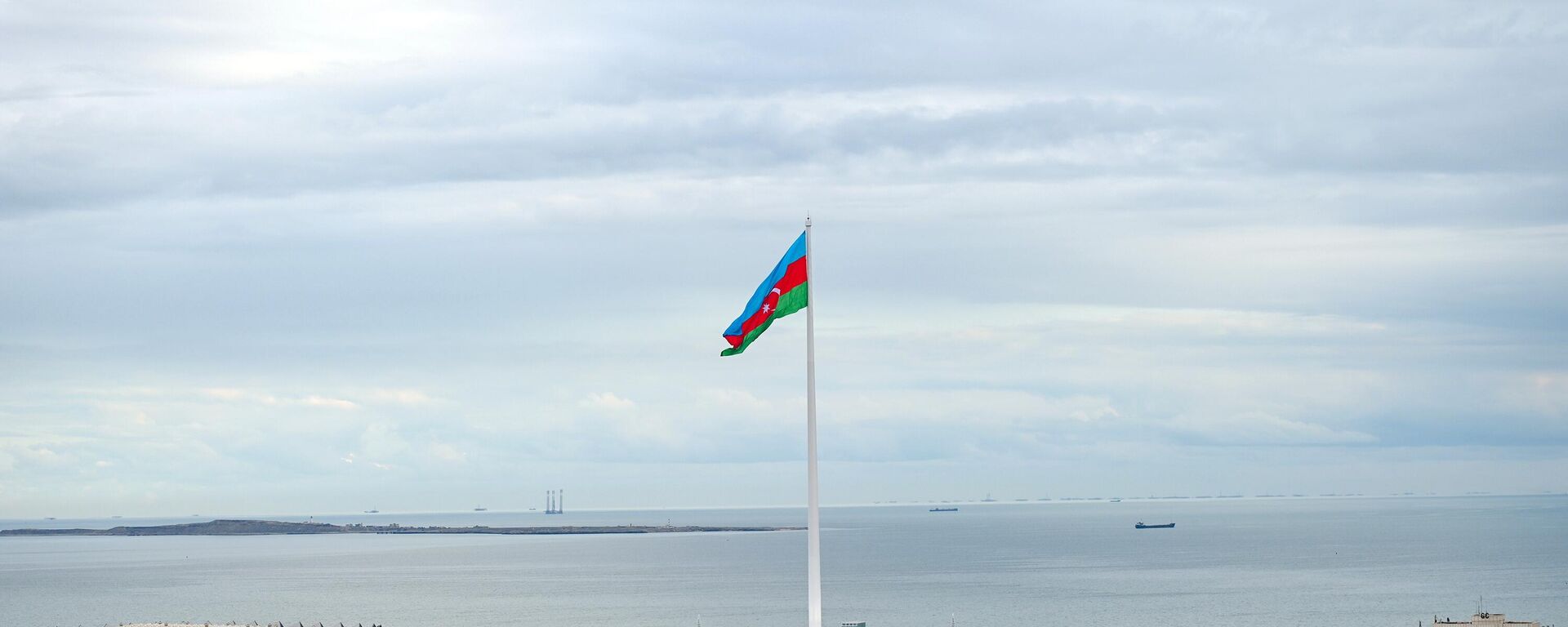 Государственный флаг Азербайджана на площади государственного флага в Баку - Sputnik Литва, 1920, 05.03.2026