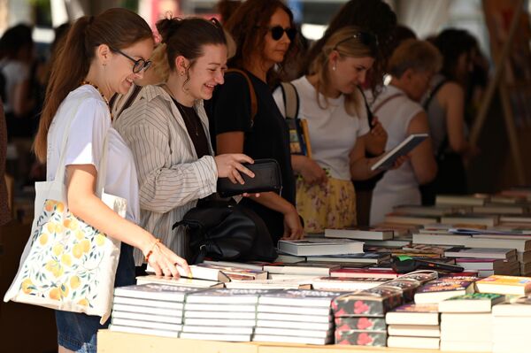 На фото: гости фестиваля у палатки с книгами. - Sputnik Литва