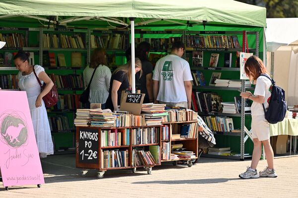 На Книжной площади гостей ждали презентации новых книг и встречи с более чем 40 литовскими авторами и деятелями искусства.  - Sputnik Литва