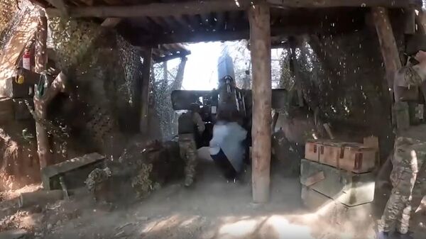 Боевая работа расчета гаубицы Гиацинт-Б ВС РФ в зоне спецоперации - Sputnik Литва