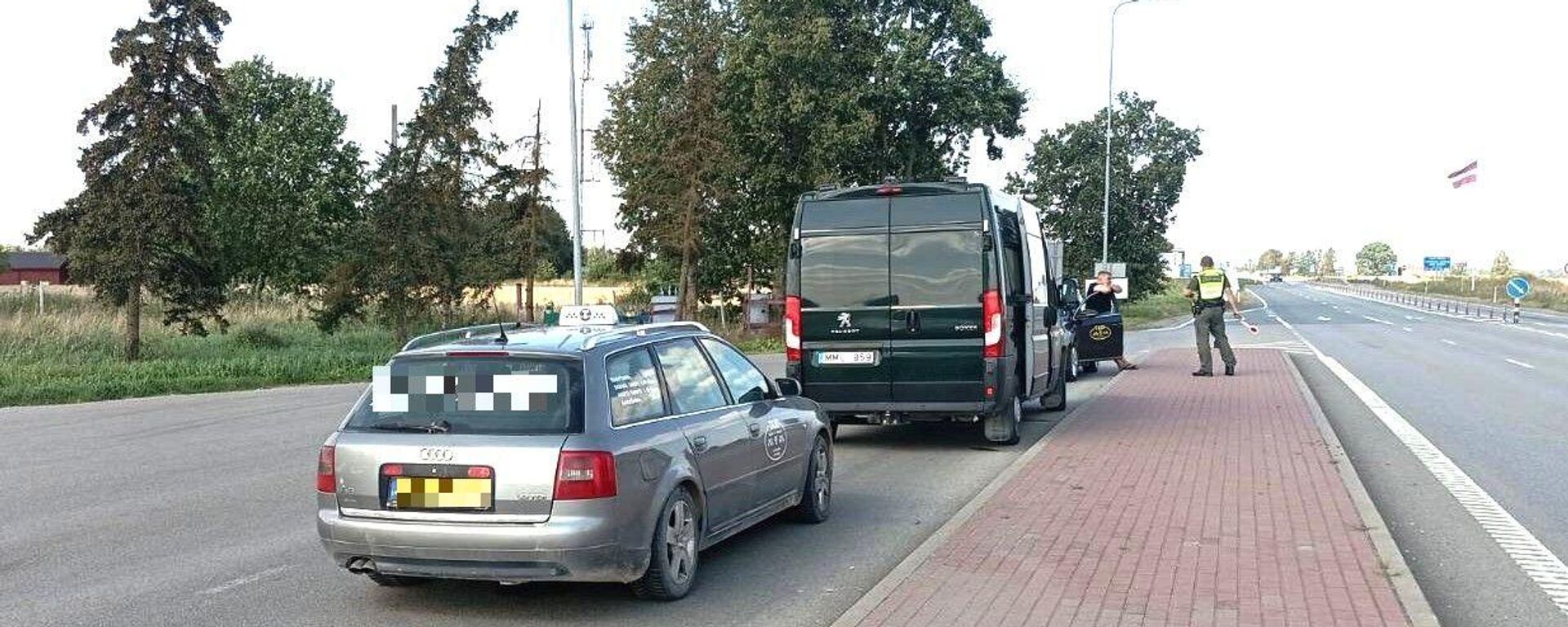 Литовские пограничники обнаружили нелегальных мигрантов в такси, приехавшем из Латвии - Sputnik Литва, 1920, 11.09.2025
