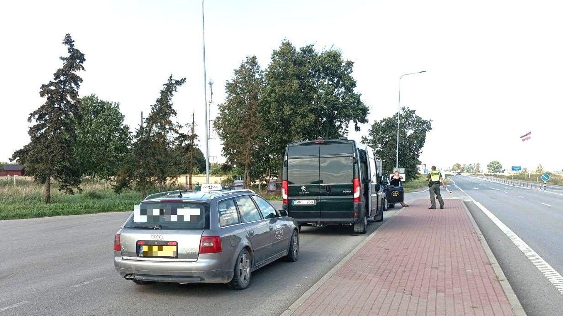 Литовские пограничники обнаружили нелегальных мигрантов в такси, приехавшем из Латвии - Sputnik Литва, 1920, 11.09.2025