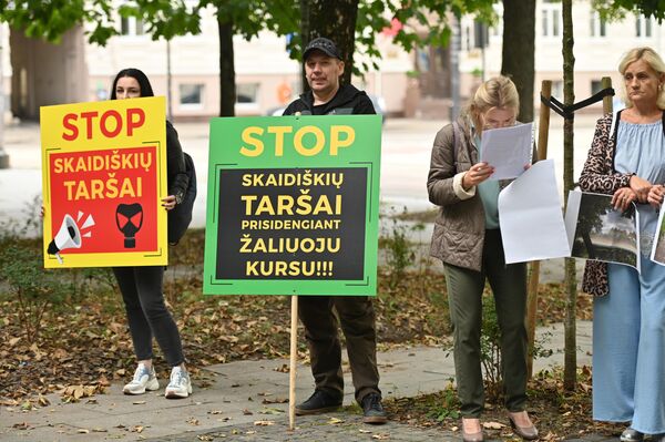 Протестующие с плакатами &quot;Стоп - загрязнению Скайдишкес&quot;; &quot;Стоп загрязнению Скайдишкес под прикрытием зеленого курса&quot;.  - Sputnik Литва