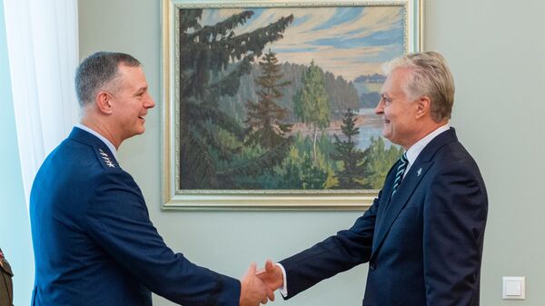 Президент Литвы Гитанас Науседа и Верховный главнокомандующий ОВС НАТО в Европе Алексус Гринкевич - Sputnik Литва