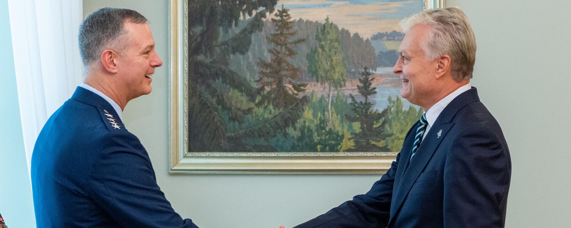 Президент Литвы Гитанас Науседа и Верховный главнокомандующий ОВС НАТО в Европе Алексус Гринкевич - Sputnik Литва, 1920, 11.09.2025