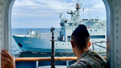 Военнослужащий ВМС Литвы на учениях в Балтийском море