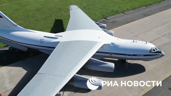 Российские военные десантируются в тыл противника на учениях Запад-2025 - Sputnik Литва