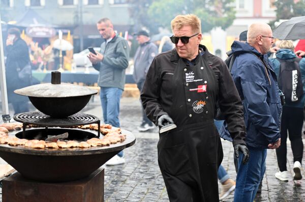 В &quot;цыганской деревне&quot; можно было познакомиться с культурой цыган поближе: попробовать традиционные блюда, увидеть национальную одежду и даже показ цыганской моды. - Sputnik Литва