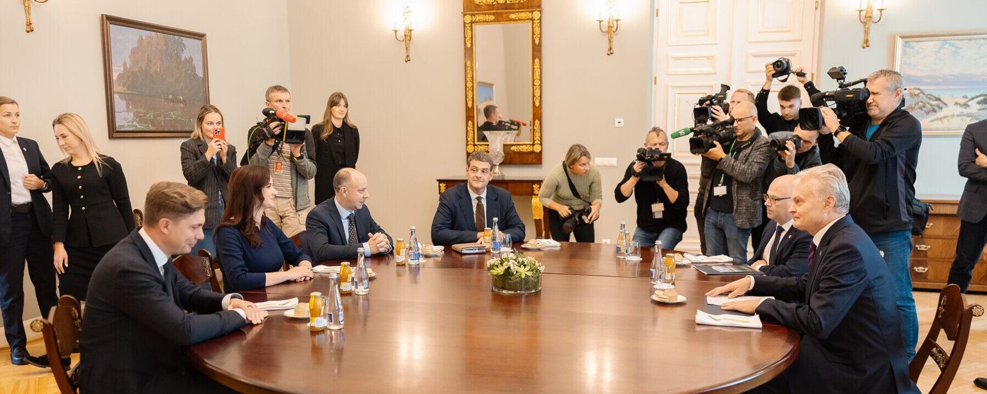 Встреча президента Литвы Гитанаса Науседы с премьером Ингой Ругинене и лидерами правящей коалиции - Sputnik Литва, 1920, 18.09.2025