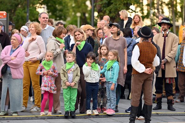 Мероприятие является открытым для всех бесплатным —достаточно просто прийти и присоединиться к веселому танцевальному вихрю. - Sputnik Литва