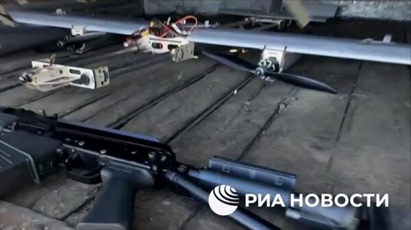 Уничтожение украинского пункта управления БПЛА под Херсоном расчетом беспилотников Молния-2 - Sputnik Литва