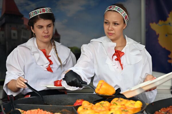 По словам организаторов, &quot;Ярмарка народов&quot; — это не только вкусы и ремесла, но и опыт единения представителей разных культур. - Sputnik Литва