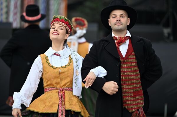 В рамках ярмарки прошла ежегодная акция &quot;Вся Литва танцует&quot;, когда все желающие могли не только посмотреть и сами научиться танцевать народные танцы. - Sputnik Литва