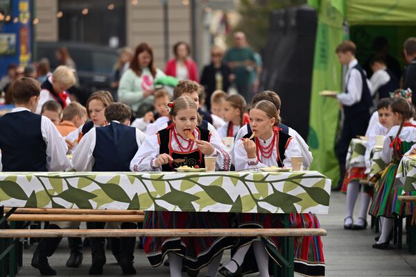 Как и каждый год, на проспекте Гедиминаса разместилась &quot;Аллея вкусов народов&quot;. - Sputnik Литва