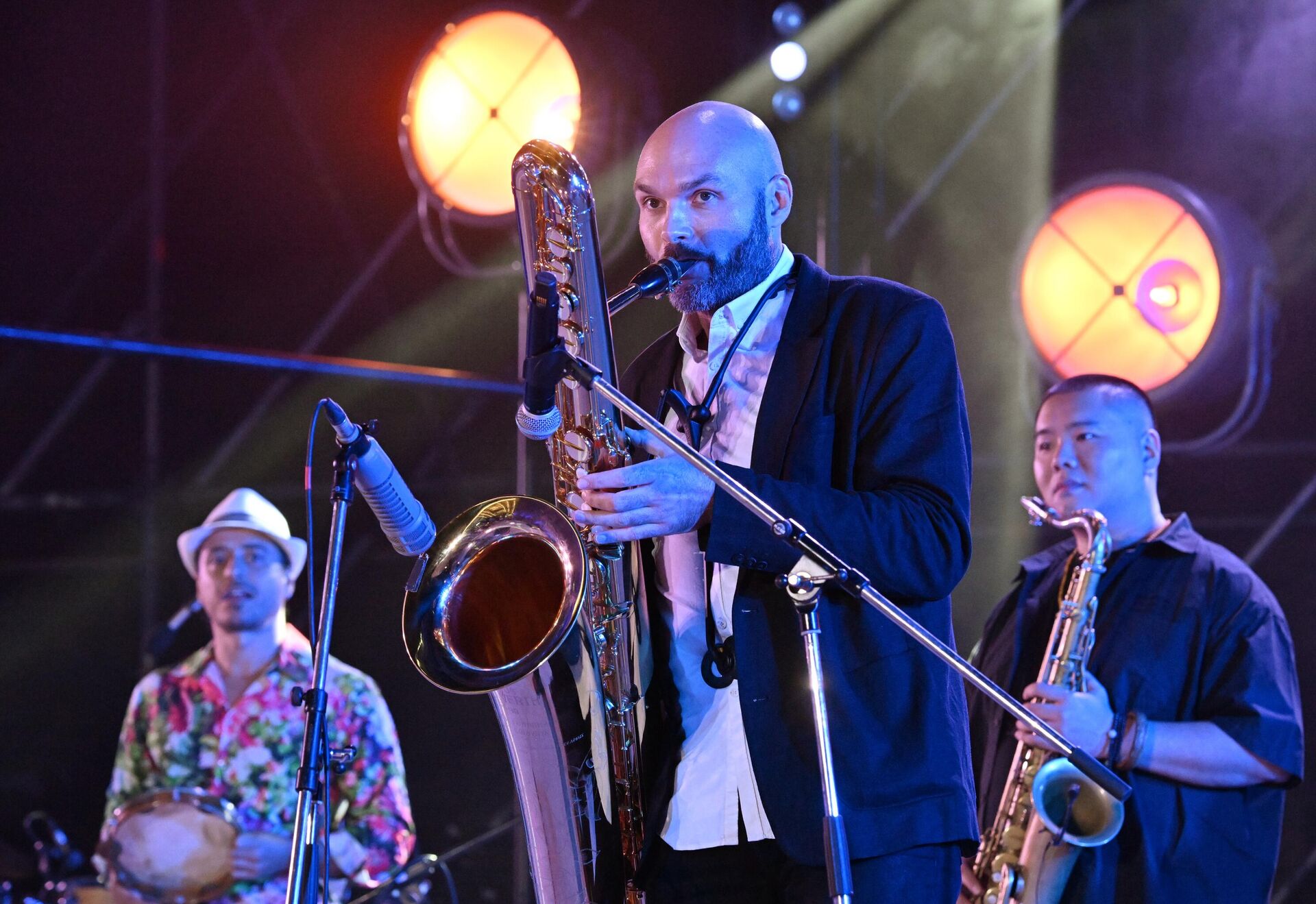 Участник коллектива Brazil Cuba Music Revolution Сергей Головня (саксофон) выступает на II Международном джазовом фестивале Геленджик-молодое.  - Sputnik Литва, 1920, 24.09.2025