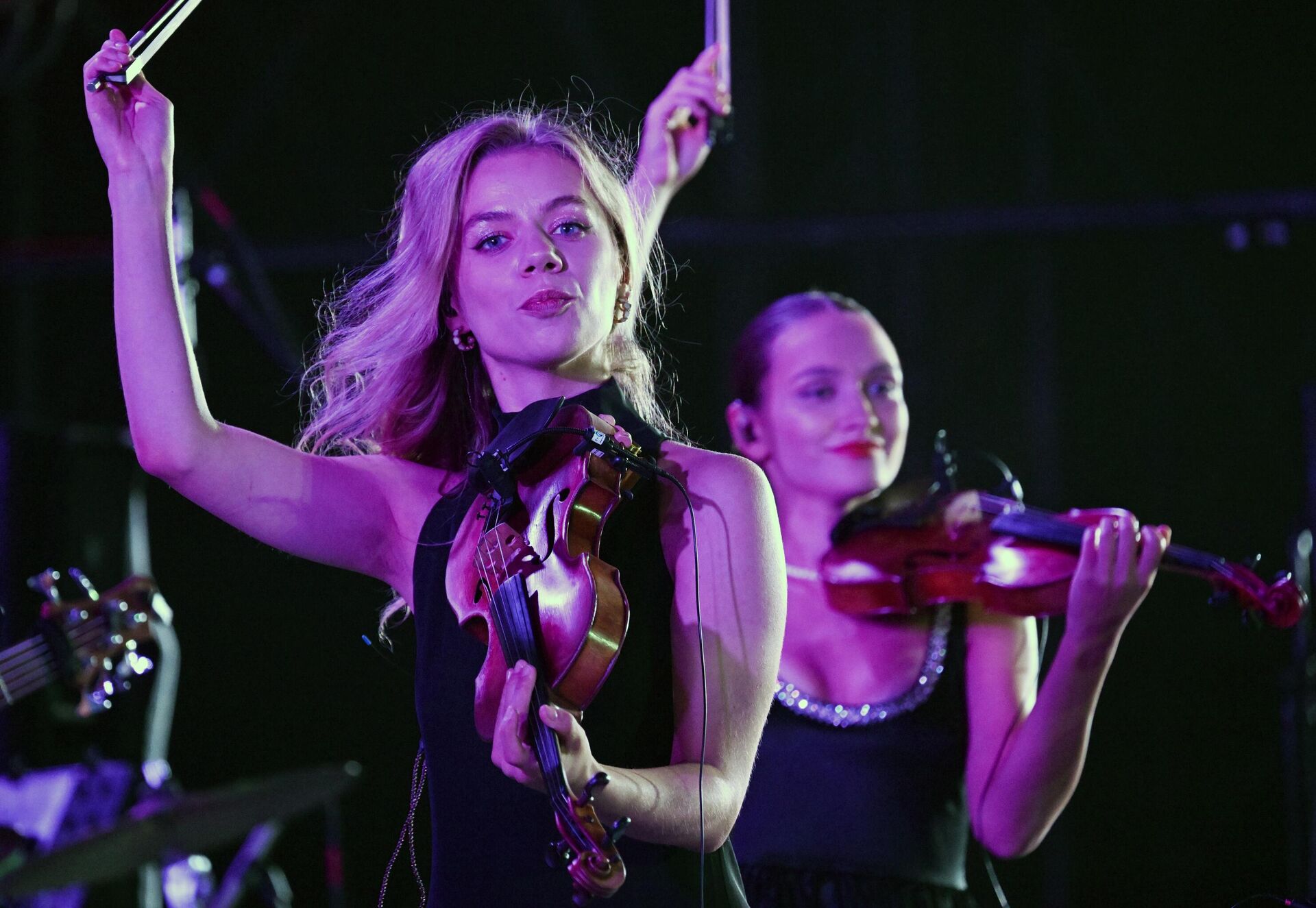 Участница оркестра Imperialis Orchestra Ангелина Гвоздарева (скрипка) выступает на II Международном джазовом фестивале Геленджик-молодое.  - Sputnik Литва, 1920, 24.09.2025