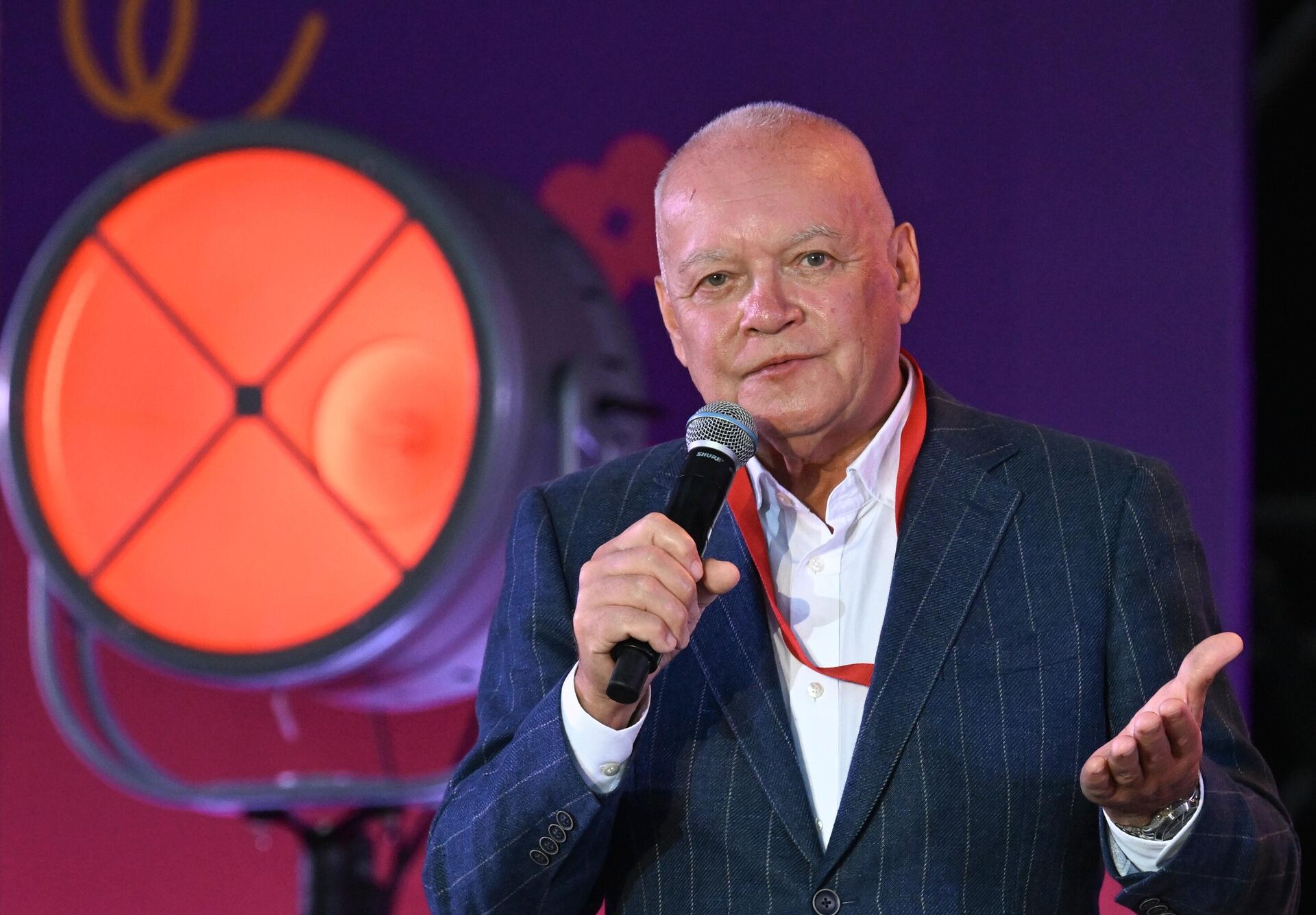 Генеральный директор медиагруппы Россия сегодня Дмитрий Киселёв на II Международном джазовом фестивале Геленджик-молодое.  - Sputnik Литва, 1920, 24.09.2025